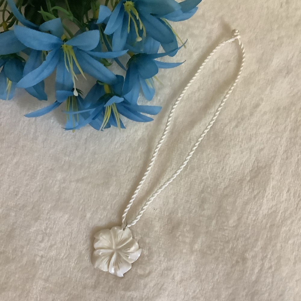 NEW ~ Carved White Pearl Shell Necklace - Picture 1 of 5